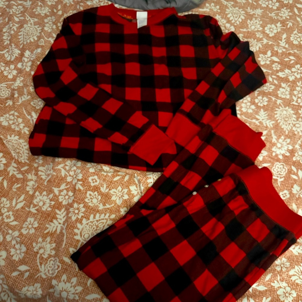 Pijama set only worn for a picture section! 
NWOT size XL above stars brand.